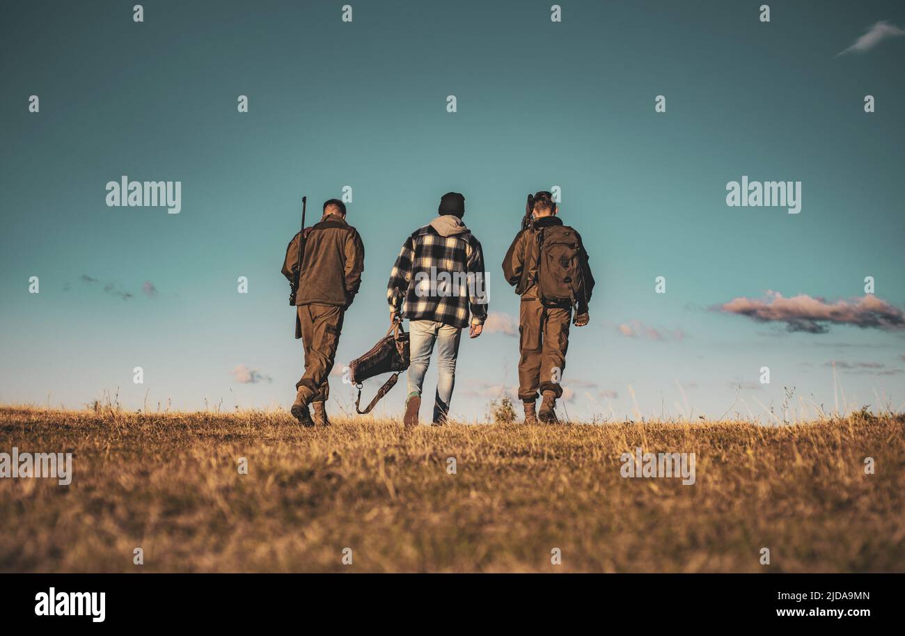 Jäger mit Schrotflinte auf der Jagd. Jagdsaison geschlossen und geöffnet. Verfolgen. Stockfoto