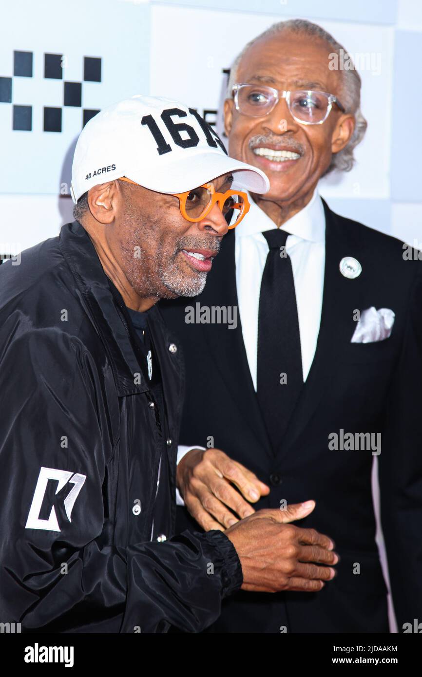 NEW YORK, NY, USA - 18. JUNI 2022: Spike Lee und der Ehrerbiete Al Sharpton nehmen am „Loudmouth“ 2022 Tribeca Film Festival im BMCC Tribeca Performing Arts Center Teil (Foto: Miro Vrlik/Pacific Press) Stockfoto