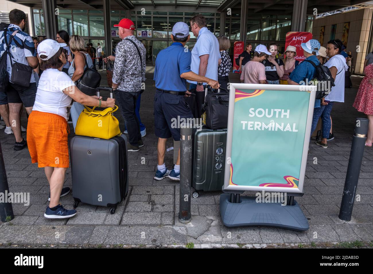 Barcelona, Spanien. 19.. Juni 2022. Passagiere, die sich auf das Boot vorbereiten, werden am South Cruise Terminal gesehen. Ohne Covid ist Barcelona wieder ein Hafen und Ziel für große Kreuzschiffe mit Tausenden von Kreuzfahrtpassagieren, die den Service und die Stadt durchtränkt. Die katalanische Regierung und der Stadtrat von Barcelona haben Schritte in Vereinbarungen unternommen, um die Anzahl der Kreuzfahrten pro Tag zu beschränken. (Foto von Paco Freire/SOPA Images/Sipa USA) Quelle: SIPA USA/Alamy Live News Stockfoto