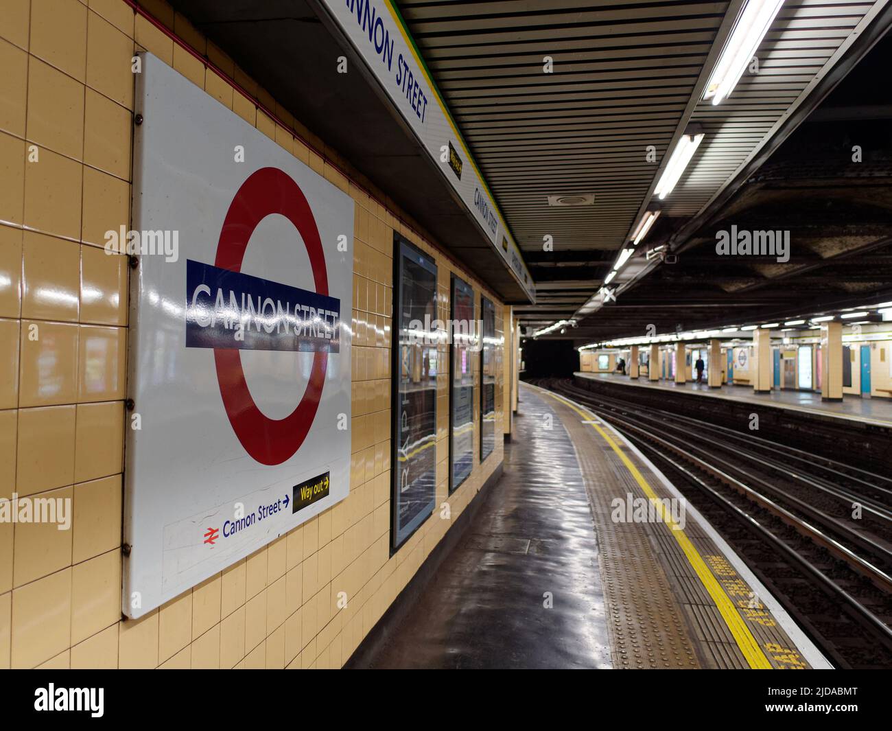 London, Greater London, England, Juni 08 2022: Innenansicht der Canon Street U-Bahnstation mit Bahnhofschild, Bahnsteig und Bahngleisen. Stockfoto