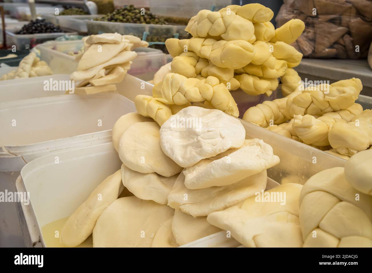 Weißer, weicher Kuhkäse aus Geflecht auf dem Markt in der Türkei in Nahaufnahme Stockfoto