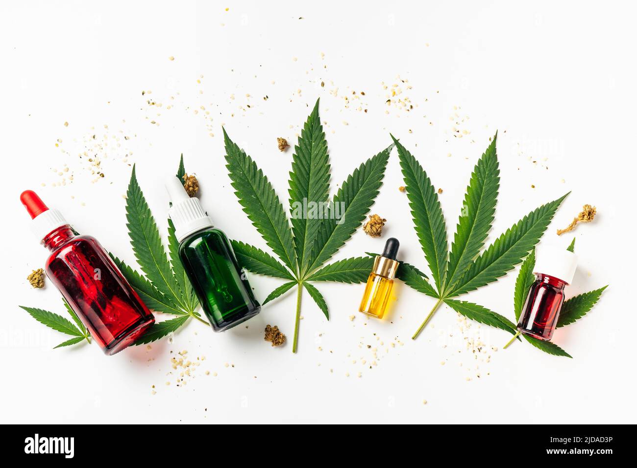 Cannabisöl, Hanfblätter, trockene Blumen und Samen auf weißem Hintergrund. Naturkosmetik. Zunehmend legale und medizinische Verwendung von Marihuana Stockfoto