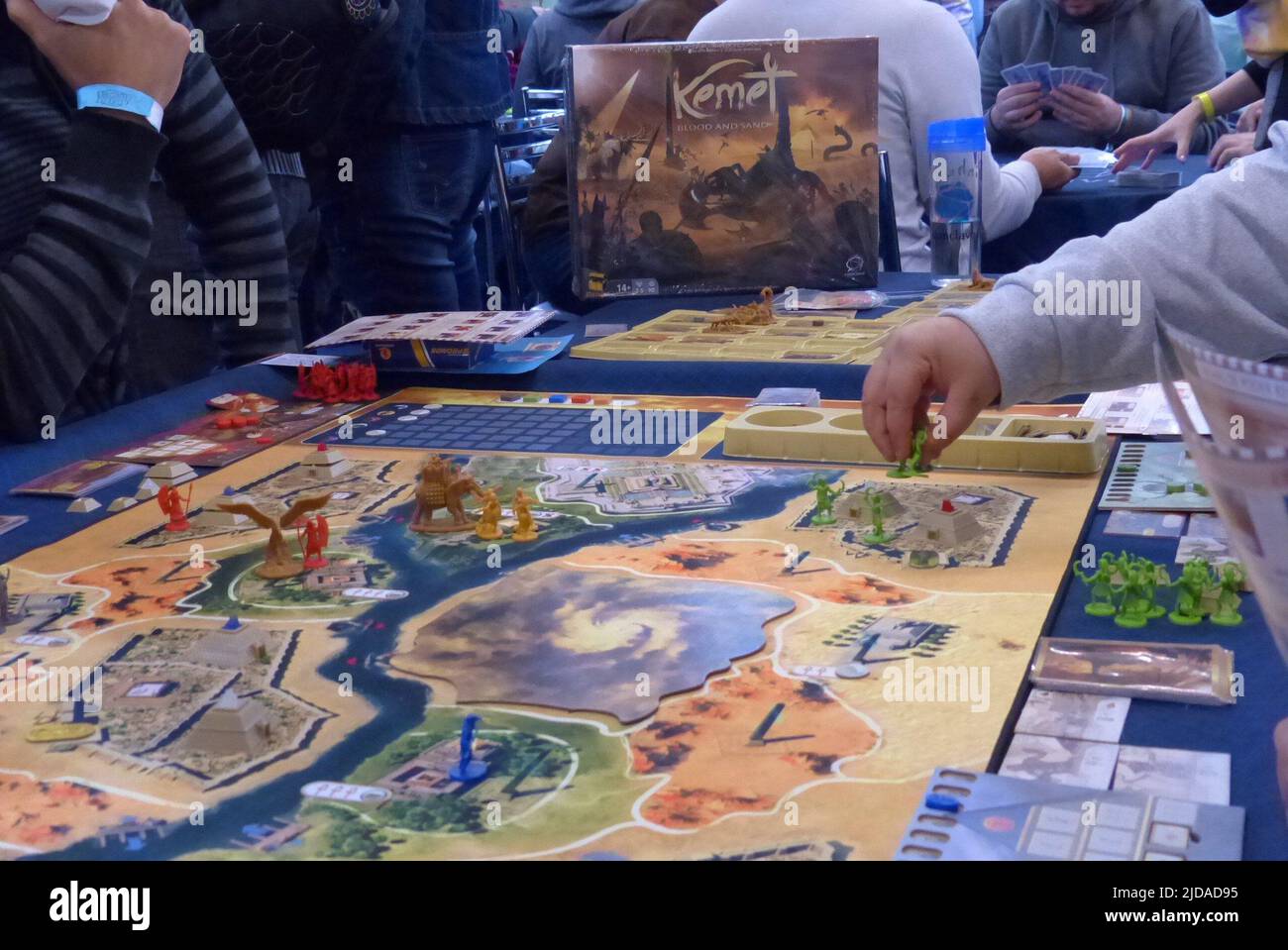 Sao Paulo, Brasilien. 19.. Juni 2022. Bewegung während Offline Fun, dem größten Brettspiel-Event des Landes, das die wichtigsten Herausgeber von Spielen und RPGs zusammenbringt, am Sonntag (19) im Events Center Pro Magno. Das Publikum kann sich viele neue Spiele mit dem Recht auf spezialisierte Überwachung und Stunden des kostenlosen Spiels. (Bild: © TheNEWS2 via ZUMA Press Wire) Stockfoto