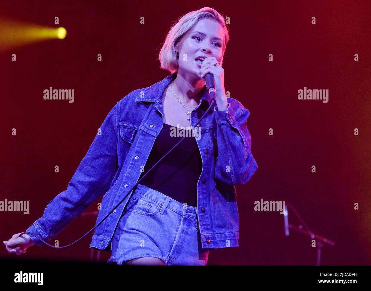 Newport, Großbritannien. 19.. Juni 2022. Nina Lindberg Nesbitt, die schottische Indie-Rocksängerin, spielt live auf der Bühne des Isle of Wight Festivals. Kredit: SOPA Images Limited/Alamy Live Nachrichten Stockfoto