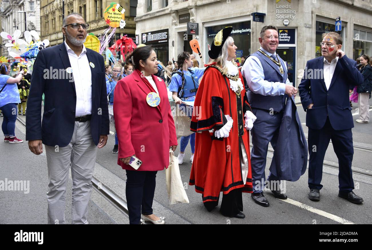 Manchester, Großbritannien, 19.. Juni 2022. (Mitte) der Oberbürgermeister von Manchester, Ratsmitglied Donna Ludford, (2. von rechts) der Oberbürgermeister-Consort, Ratsmitglied Sean McHale, (rechts) Ratsmitglied Pat Karney, Ratsmitglied von Harpurhey und Vorsitzender des Manchester Day, nehmen an der Manchester Day Parade, Manchester, England, Vereinigtes Königreich Teil. Quelle: Terry Waller/Alamy Live News Stockfoto