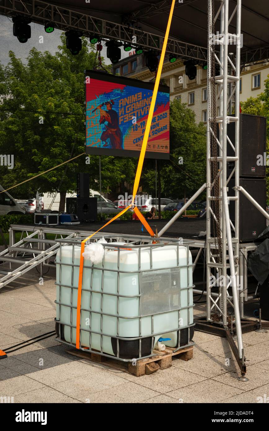 Großer Wasserbehälter aus Kunststoff zur Aufrechterhaltung des Gleichgewichts auf einer Konzertbühne Stockfoto