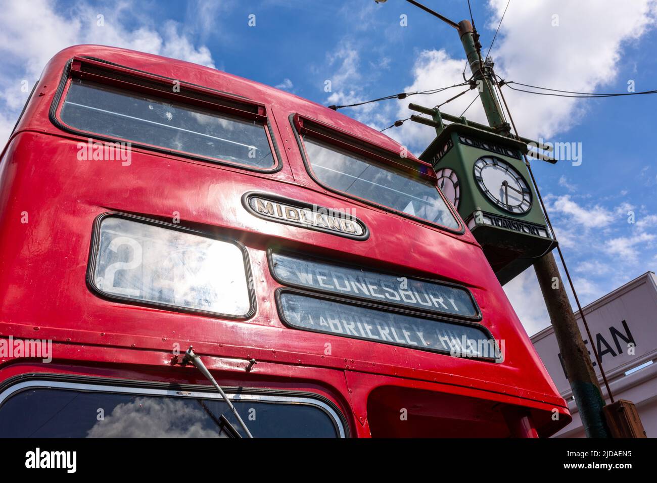 Alter 1950s roter Doppeldeckerbus an einer Bushaltestelle. GROSSBRITANNIEN 2022 Stockfoto