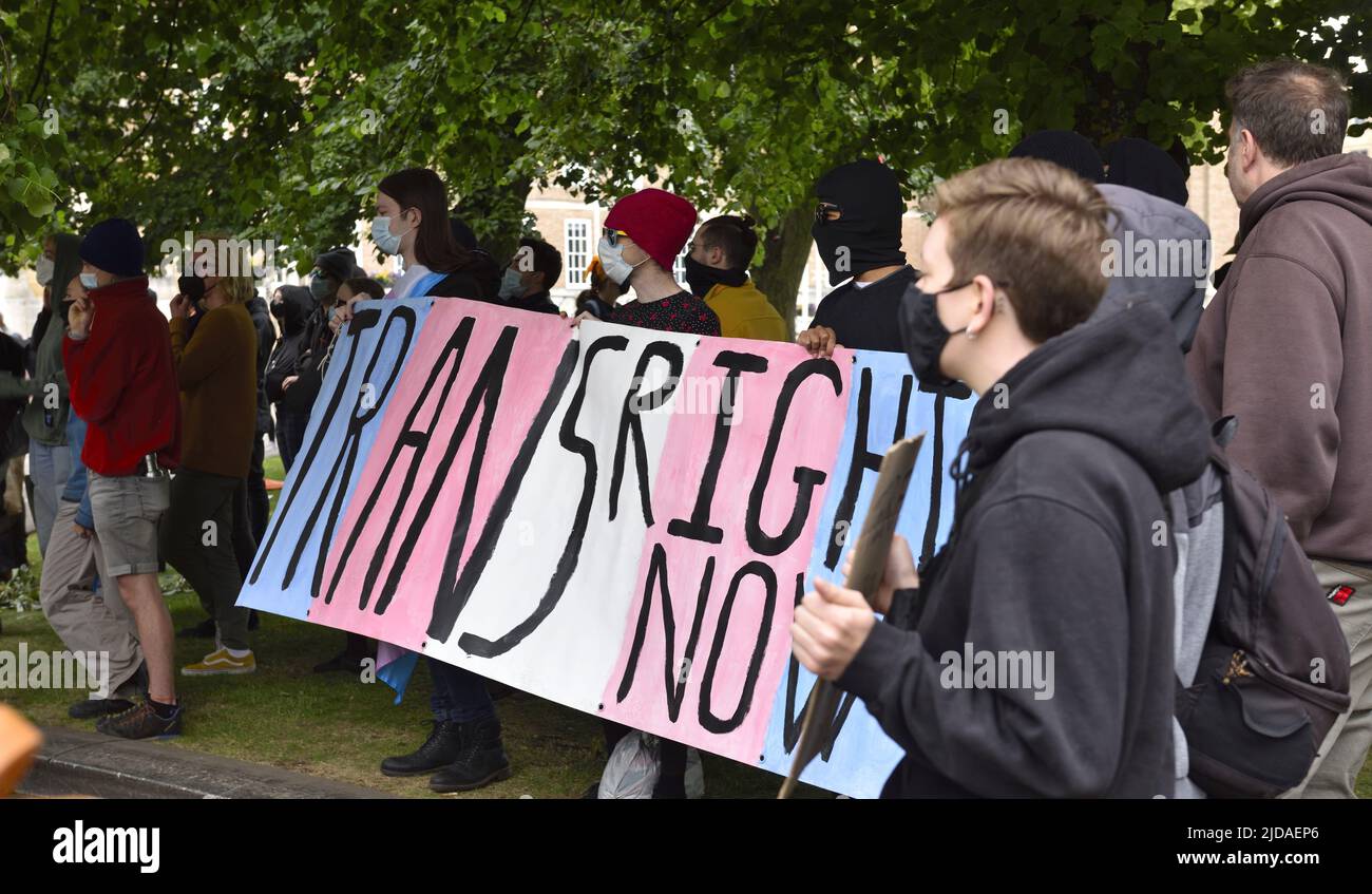 Bristol College Green, Bristol, Großbritannien, 19. Juni 2022, Kundgebung von Frauenrechtsaktivisten mit der Bloggerin und feministischen Organisatorin Kellie-Jay Keen-Minshull und anderen Stockfoto