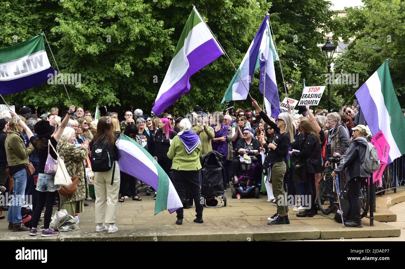 Bristol College Green, Bristol, Großbritannien, 19. Juni 2022, Kundgebung von Frauenrechtsaktivisten mit der Bloggerin und feministischen Organisatorin Kellie-Jay Keen-Minshull und anderen Stockfoto