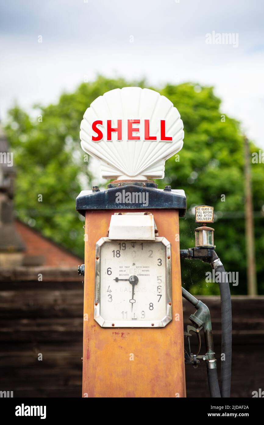 Old Fashioned 1950s Shell Benzinpumpe UK, 2022 Stockfoto