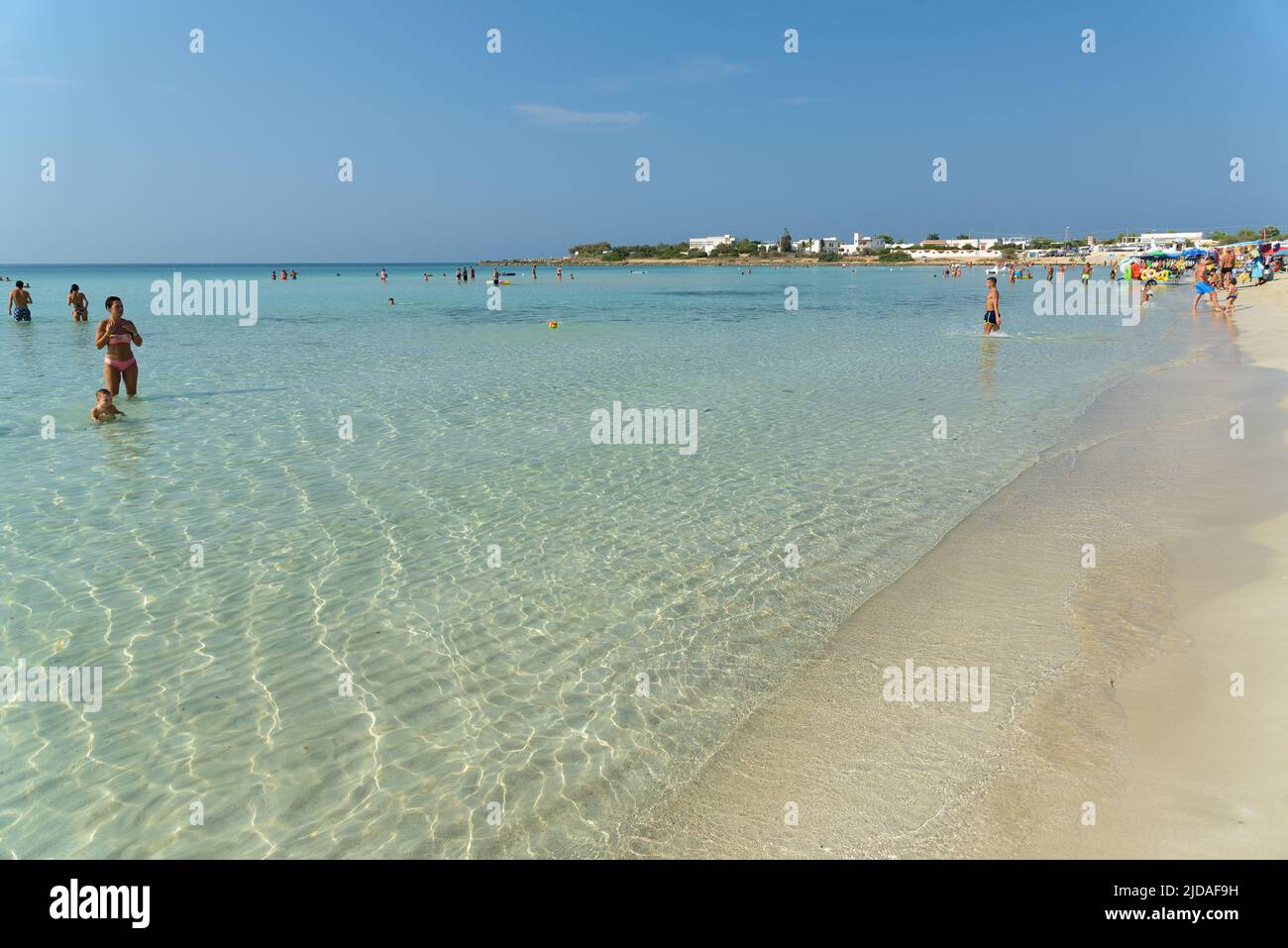 Punta Prosciutto LE, Italien - 08 29 2019: Punta Prosciutto, weißer Sand und flaches Wasser, atemberaubende Sonnenaufgänge. Ein unvergessliches, ganz italienisches Erlebnis. Stockfoto