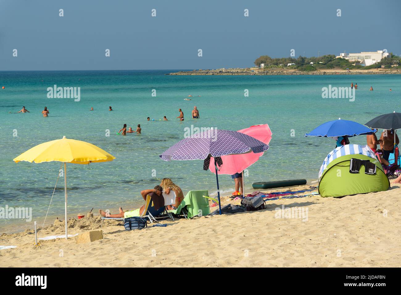Punta Prosciutto LE, Italien - 08 29 2019: Punta Prosciutto, weißer Sand und flaches Wasser, atemberaubende Sonnenaufgänge. Ein unvergessliches, ganz italienisches Erlebnis. Stockfoto