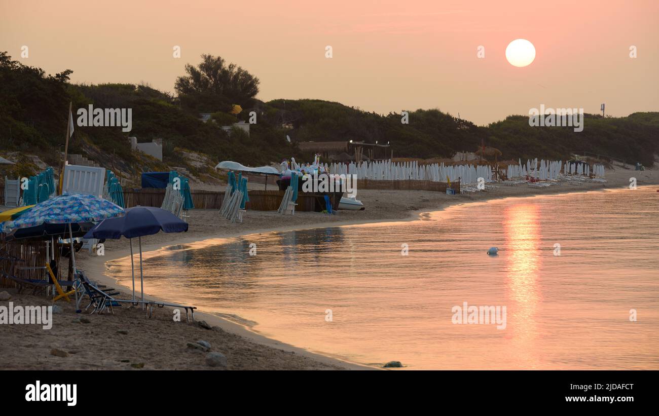 Punta Prosciutto LE, Italien - 08 29 2019: Punta Prosciutto, weißer Sand und flaches Wasser, atemberaubende Sonnenaufgänge. Ein unvergessliches, ganz italienisches Erlebnis. Stockfoto