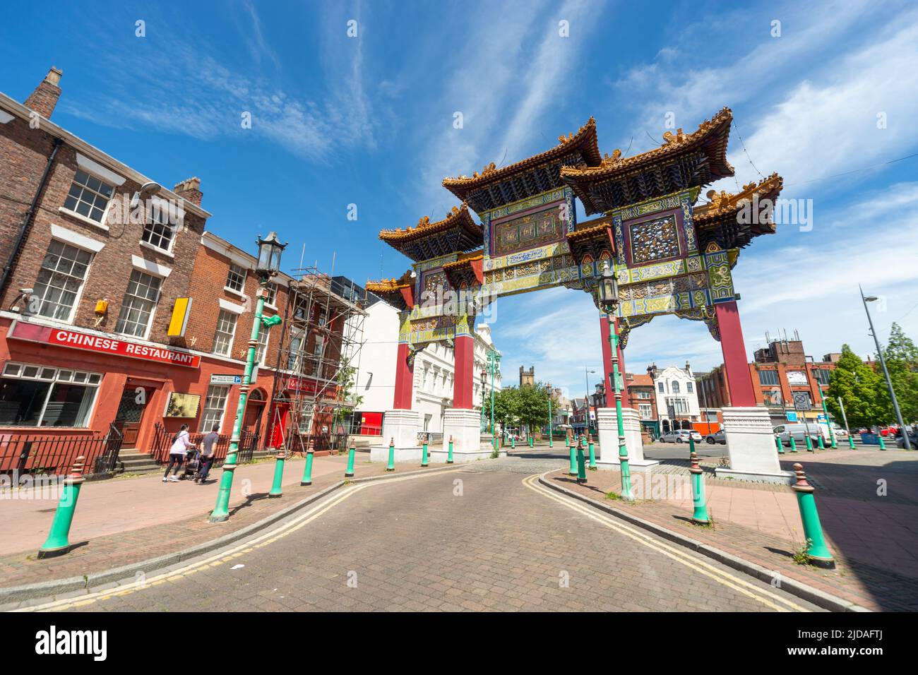 Chinatown Gate in der Nelson Street, Liverpool. Die Struktur ist bekannt als Paifang oder Pailou, ein traditioneller Stil des chinesischen Architekturbogens. VEREINIGTES KÖNIGREICH Stockfoto