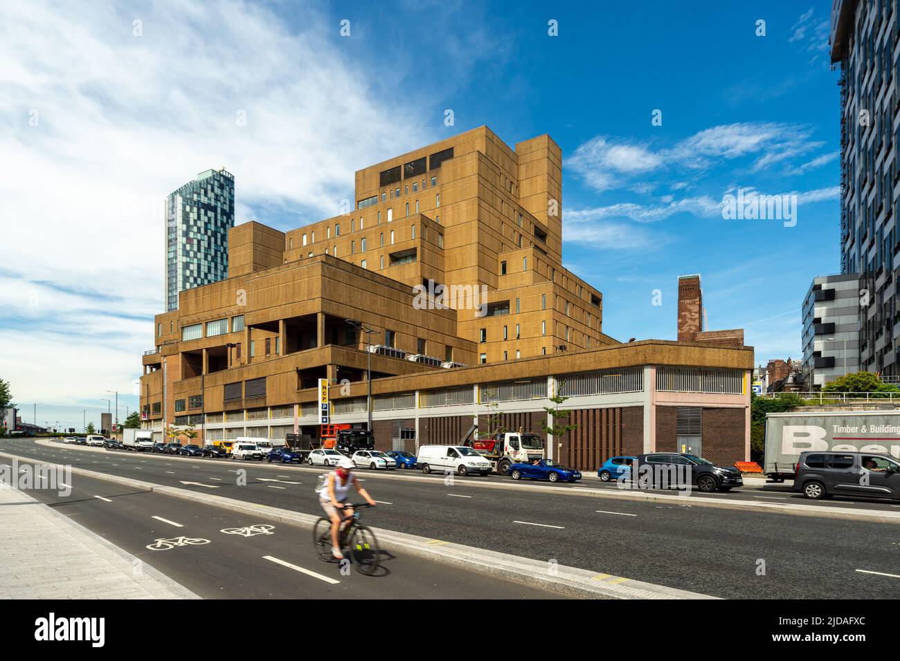 New Hall Place, Old Hall Street, Liverpool, England, Großbritannien. Ein Beispiel für brutalistische Architektur. Es gibt eine Schlange von Verkehr und ein Radfahrer vorbei Stockfoto