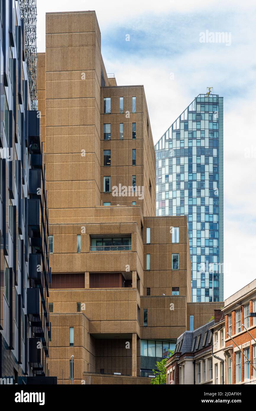Das Foto zeigt den New Hall Place, ein brutalistisches Gebäude aus dem Jahr 1970s und den West Tower, ein moderneres Gebäude aus dem Jahr 2007. Liverpool, England, Großbritannien. Alt oder neu. Stockfoto
