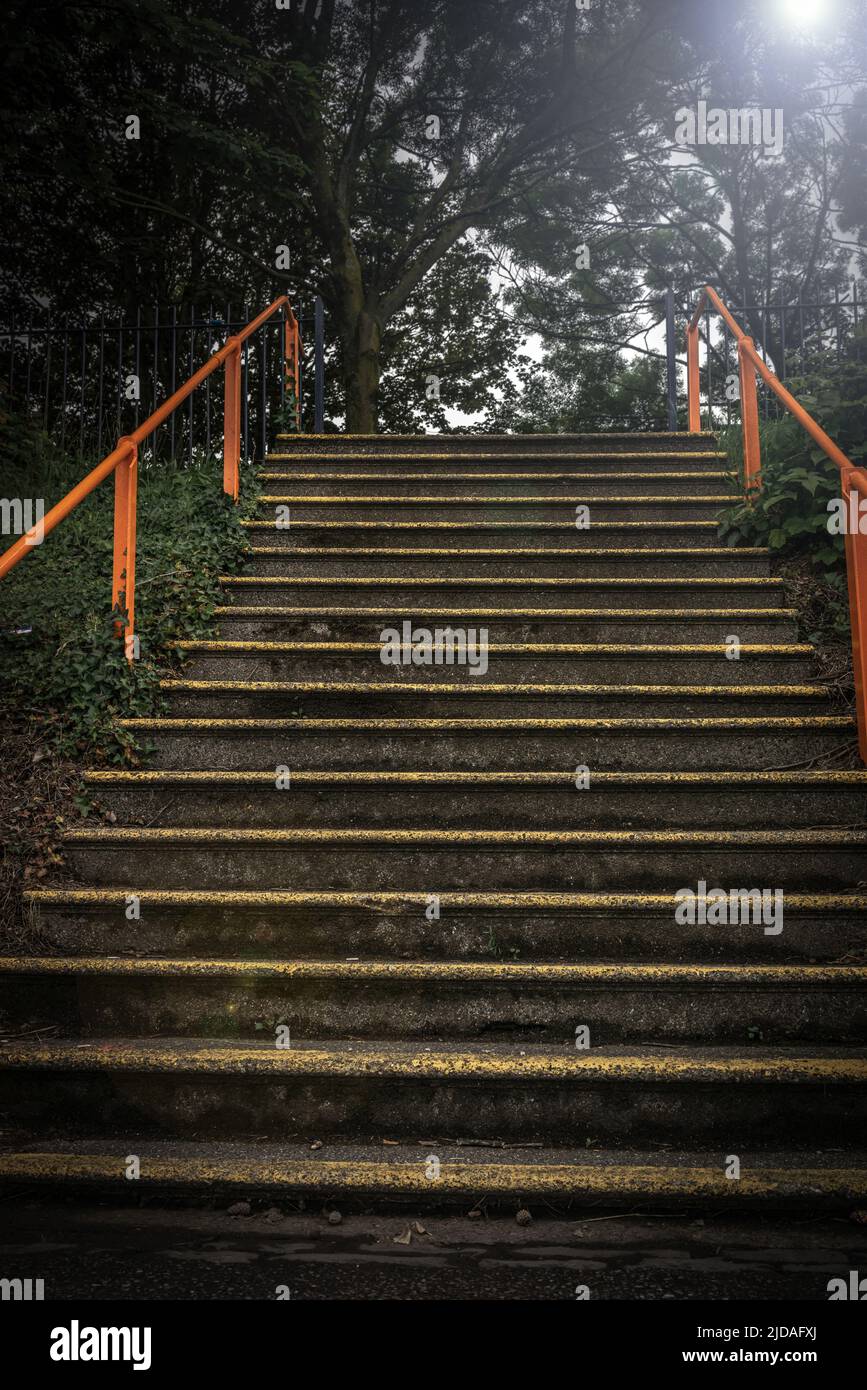 Öffentliche Treppe mit orangefarbenen Geländern Stockfoto