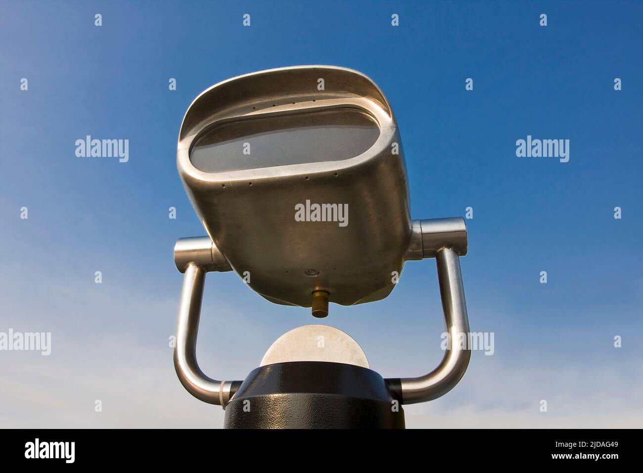 Ein Sucher an einem Aussichtspunkt, blauer Himmel im Hintergrund. Stockfoto