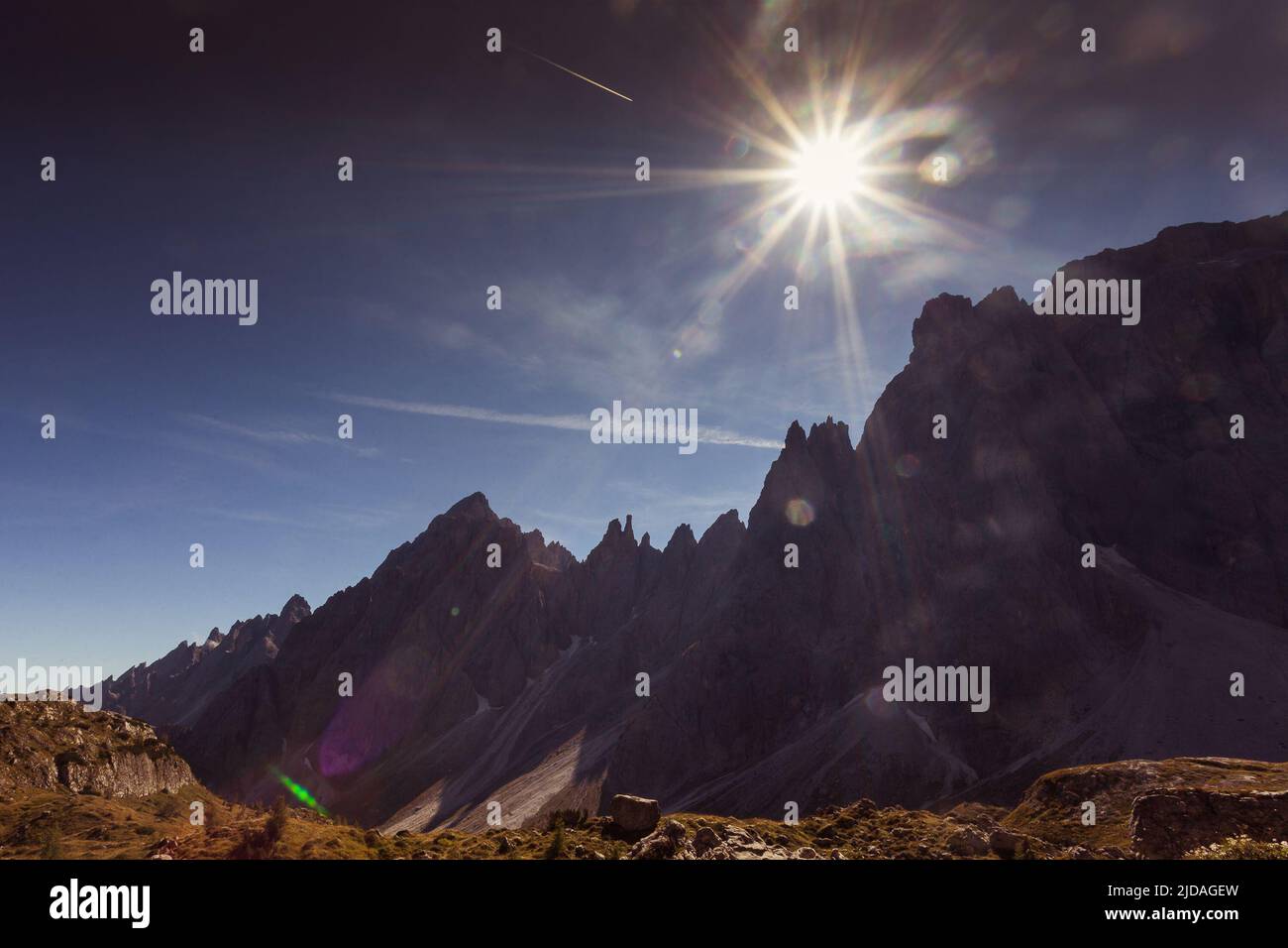 Sonnenstrahlen über den Dolomitengipfeln des Popera-Gebirges in der Region Comelico Stockfoto