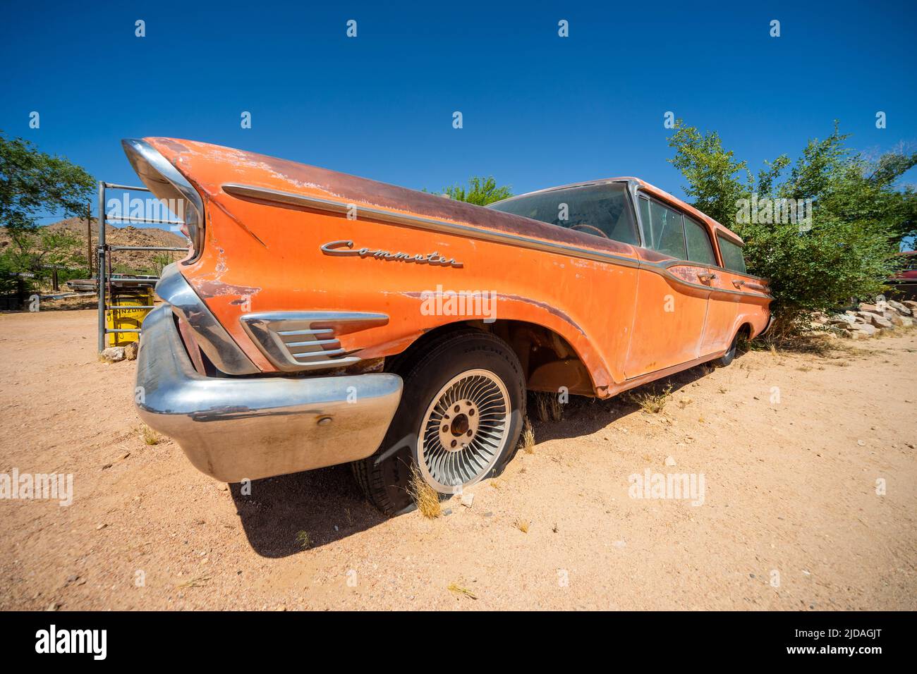 Orange Mercury Commuter Car, Hackberry, AZ, Route 66 USA Stockfoto