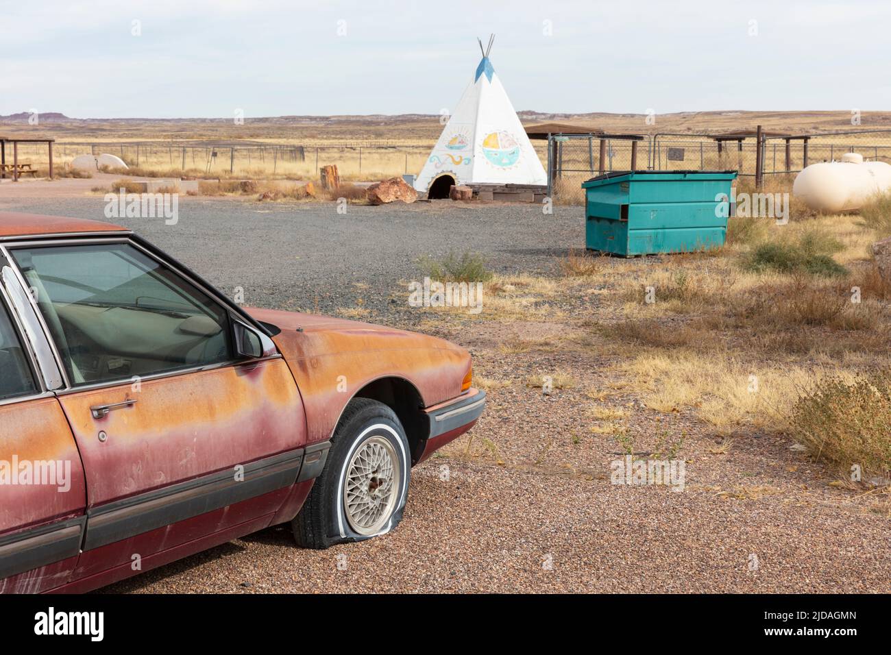 Verlassenes Auto an der Raststation im indianischen Stil der Ureinwohner Stockfoto