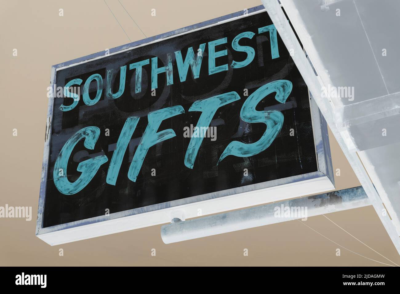 Schild Werbung Southwest Gifts, invertiertes Bild. Stockfoto
