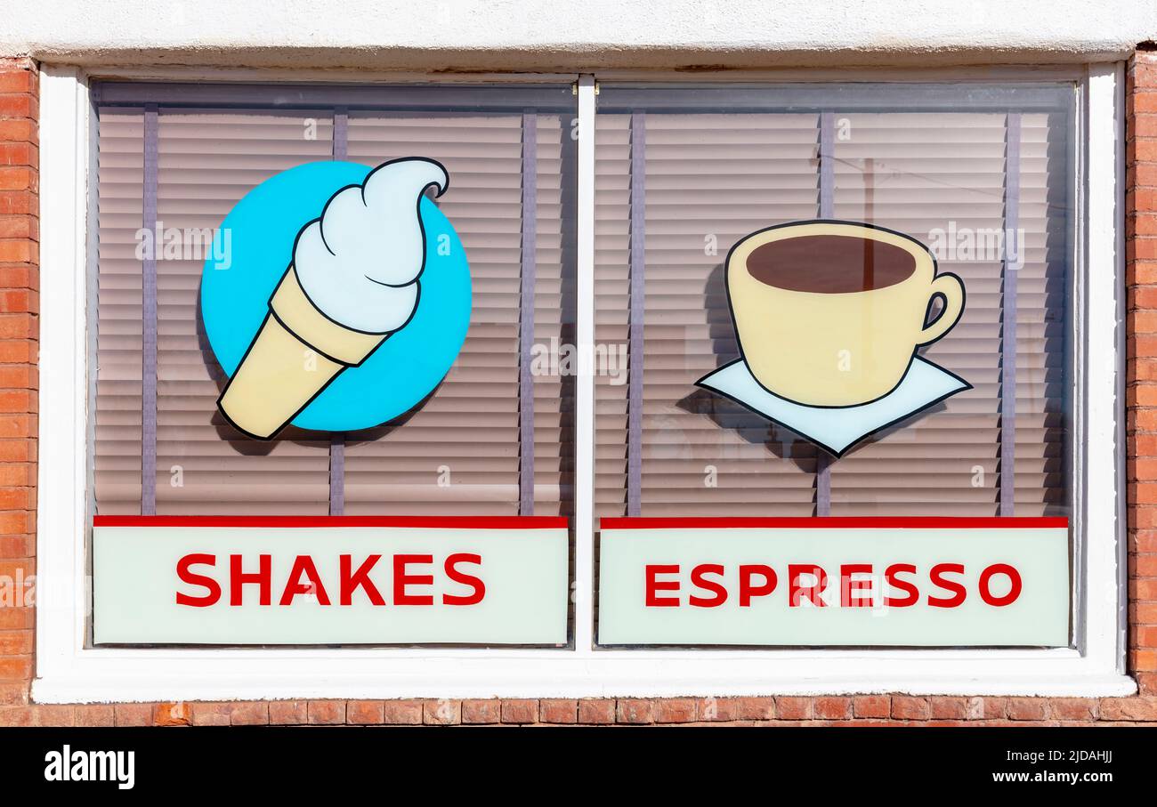 Schilder für SHAKES und ESPRESSO, Schilder im Retro-Stil an einem Café-Fenster. Stockfoto