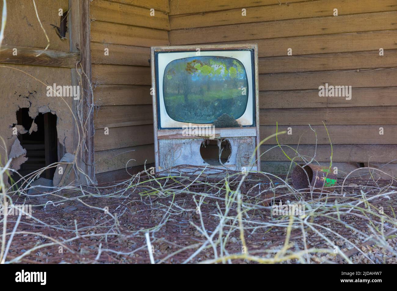 Alter Fernseher auf der Veranda eines verlassenen Gehöfts. Stockfoto