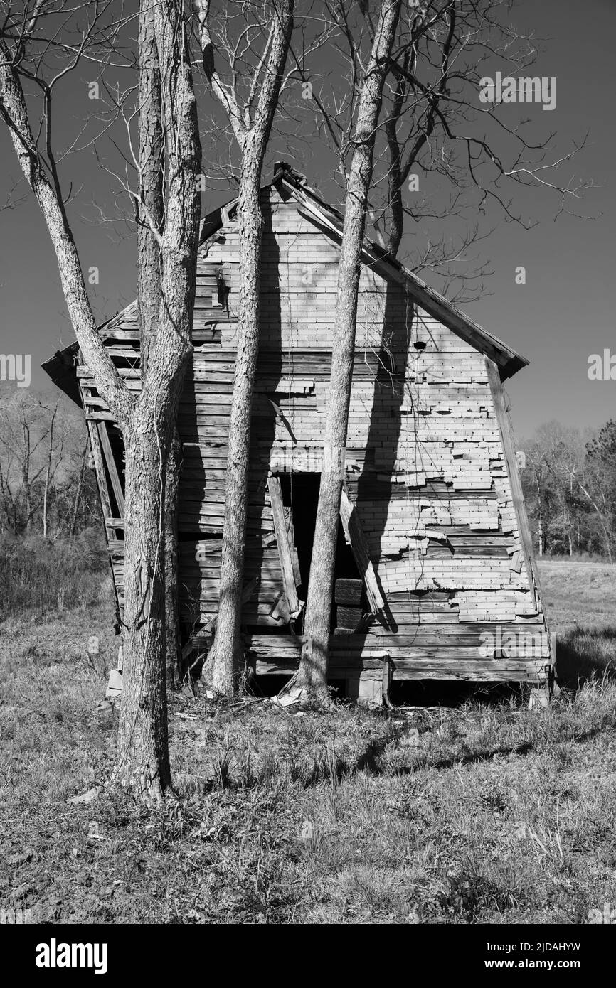 Verlassene Gehöft Holzgebäude gelehnt, instabil und einstürzend. Stockfoto