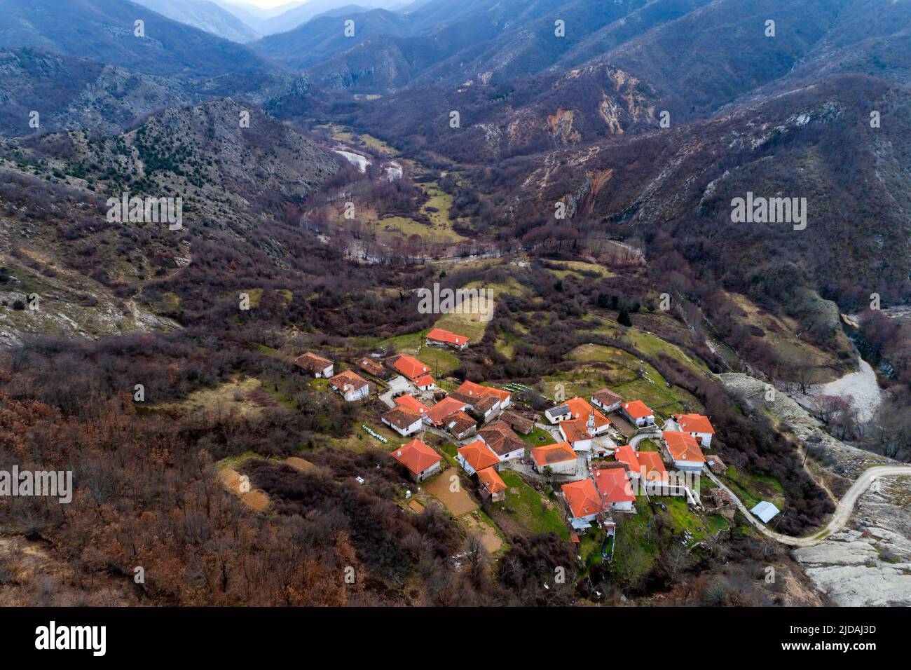 Luftaufnahme von Kotani, einem muslimischen Dorf in der Präfektur Xanthi in Griechenland nahe der griechisch-bulgarischen Grenze. Die Häuser der Siedlung sind sehr o Stockfoto