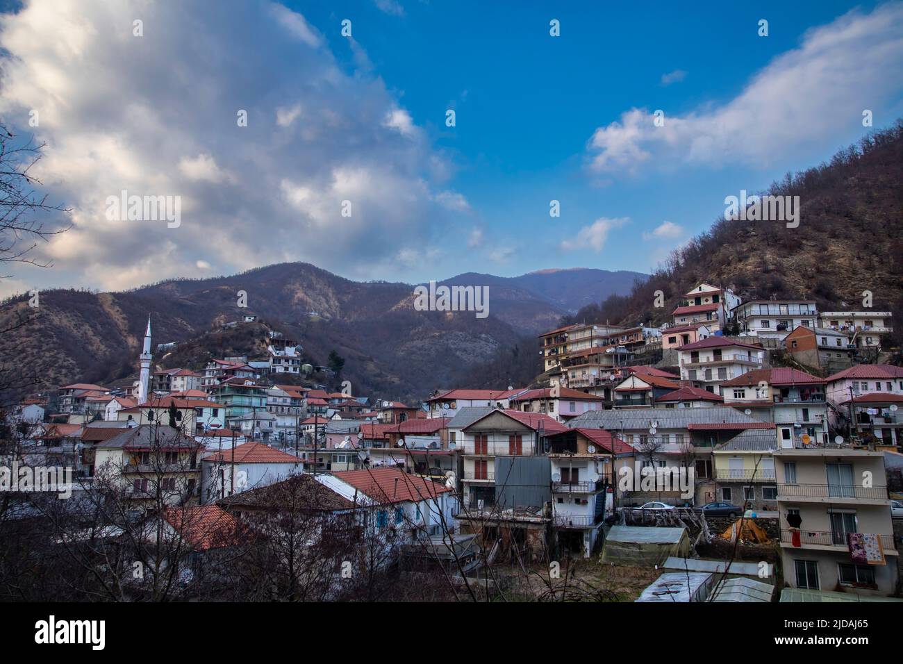 Thermes ist ein gebirgiges Dorf in Xanthi an der griechisch-bulgarischen Grenze. Thermes ist beliebt für seine heißen Spas, die überall zu finden sind Stockfoto