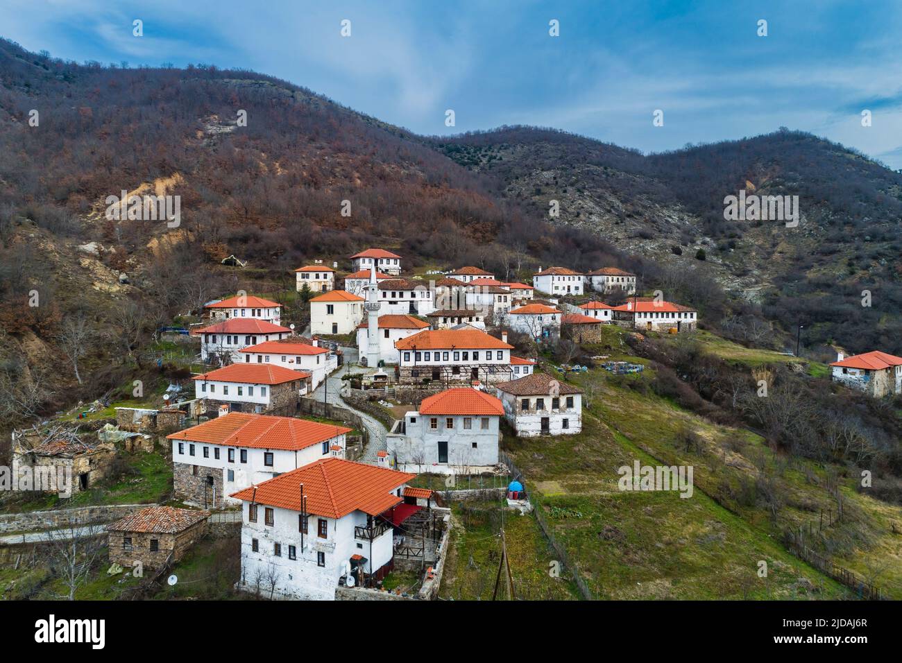 Luftaufnahme von Kotani, einem muslimischen Dorf in der Präfektur Xanthi in Griechenland nahe der griechisch-bulgarischen Grenze. Die Häuser der Siedlung sind sehr o Stockfoto