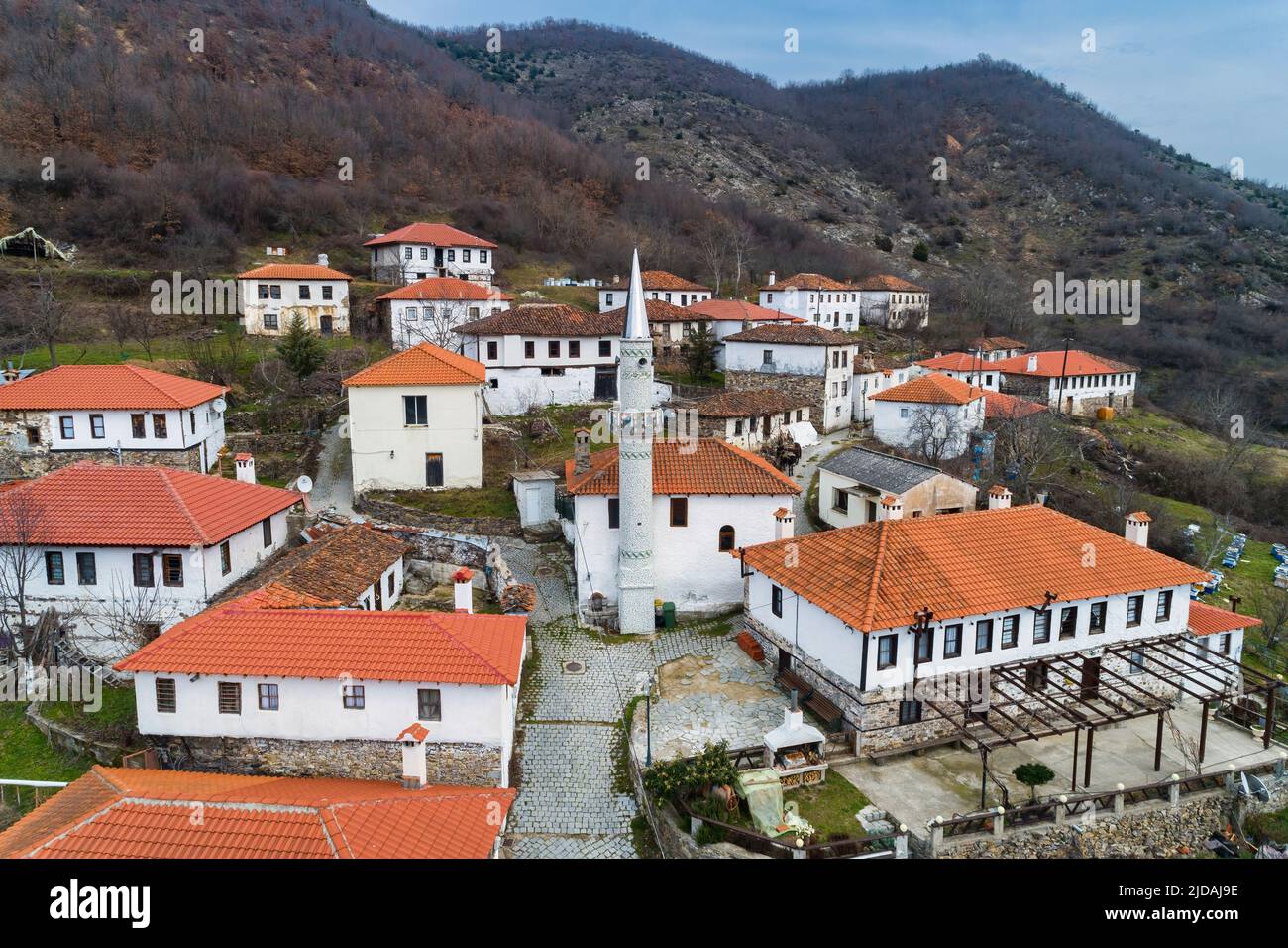 Luftaufnahme von Kotani, einem muslimischen Dorf in der Präfektur Xanthi in Griechenland nahe der griechisch-bulgarischen Grenze. Die Häuser der Siedlung sind sehr o Stockfoto