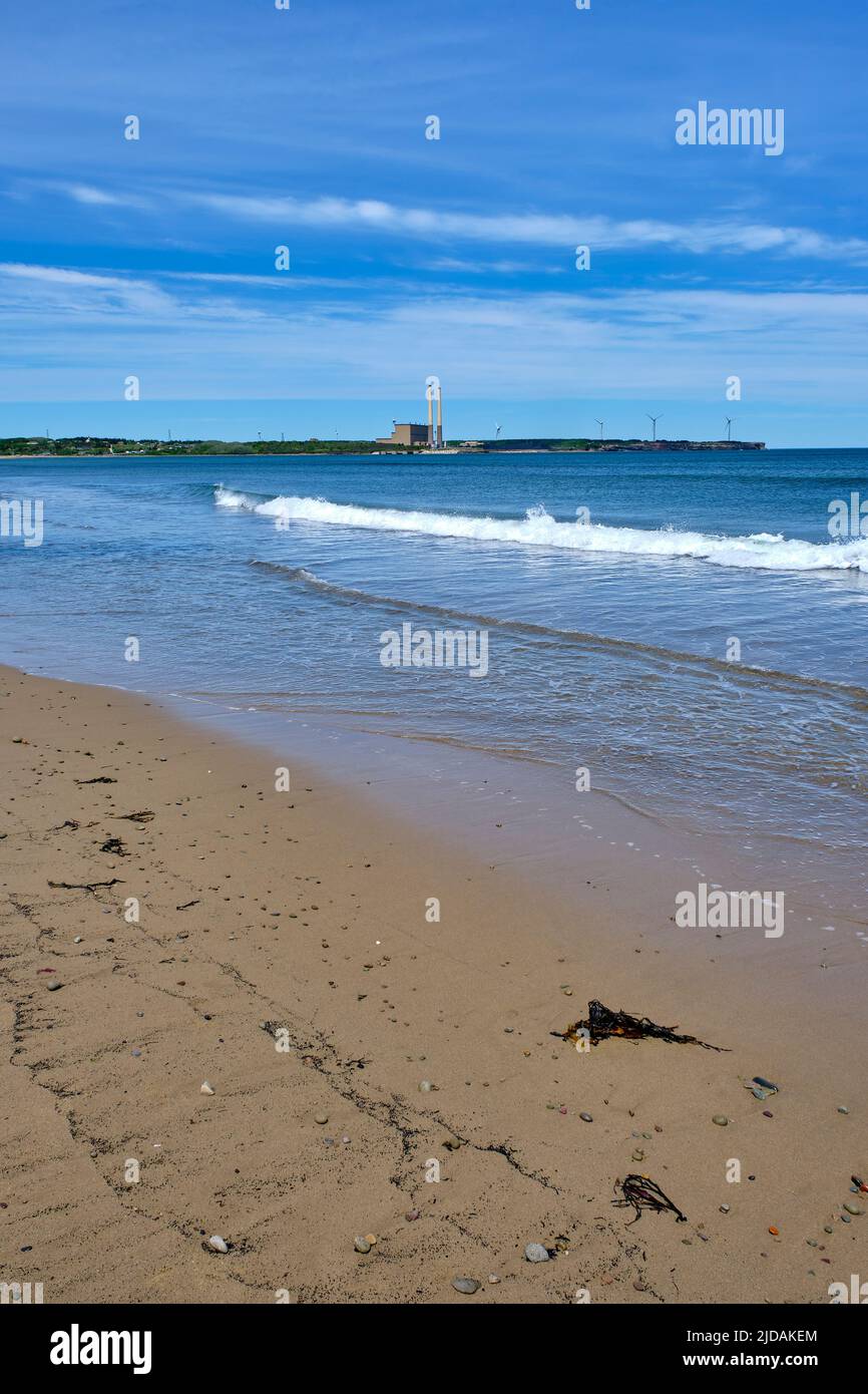 Foto des Dominion Beach in Cape Breton Nova Scotia mit dem Lingan Kraftwerk im Hintergrund. Stockfoto