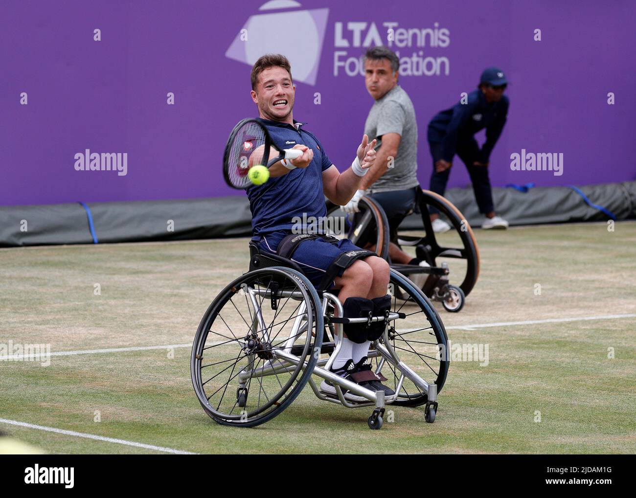 London, Großbritannien. 19.. Juni 2022; Queens Club, West Kensington, London, England; Cinch Queens Club ATP Tour 500 Series Lawn Tennis Turnier; Alfie Hewett (GBR) spielt eine Vorhand gegen Andrew Penney (GBR) Rollstuhl verdoppelt Finale Credit: Action Plus Sports Images/Alamy Live News Stockfoto