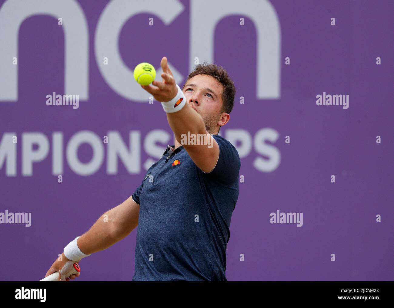 London, Großbritannien. 19.. Juni 2022; Queens Club, West Kensington, London, England; Cinch Queens Club ATP Tour 500 Series Lawn Tennis Turnier; Alfie Hewett (GBR) dient Andrew Penney (GBR) Rollstuhl verdoppelt Finale Credit: Action Plus Sports Images/Alamy Live News Stockfoto