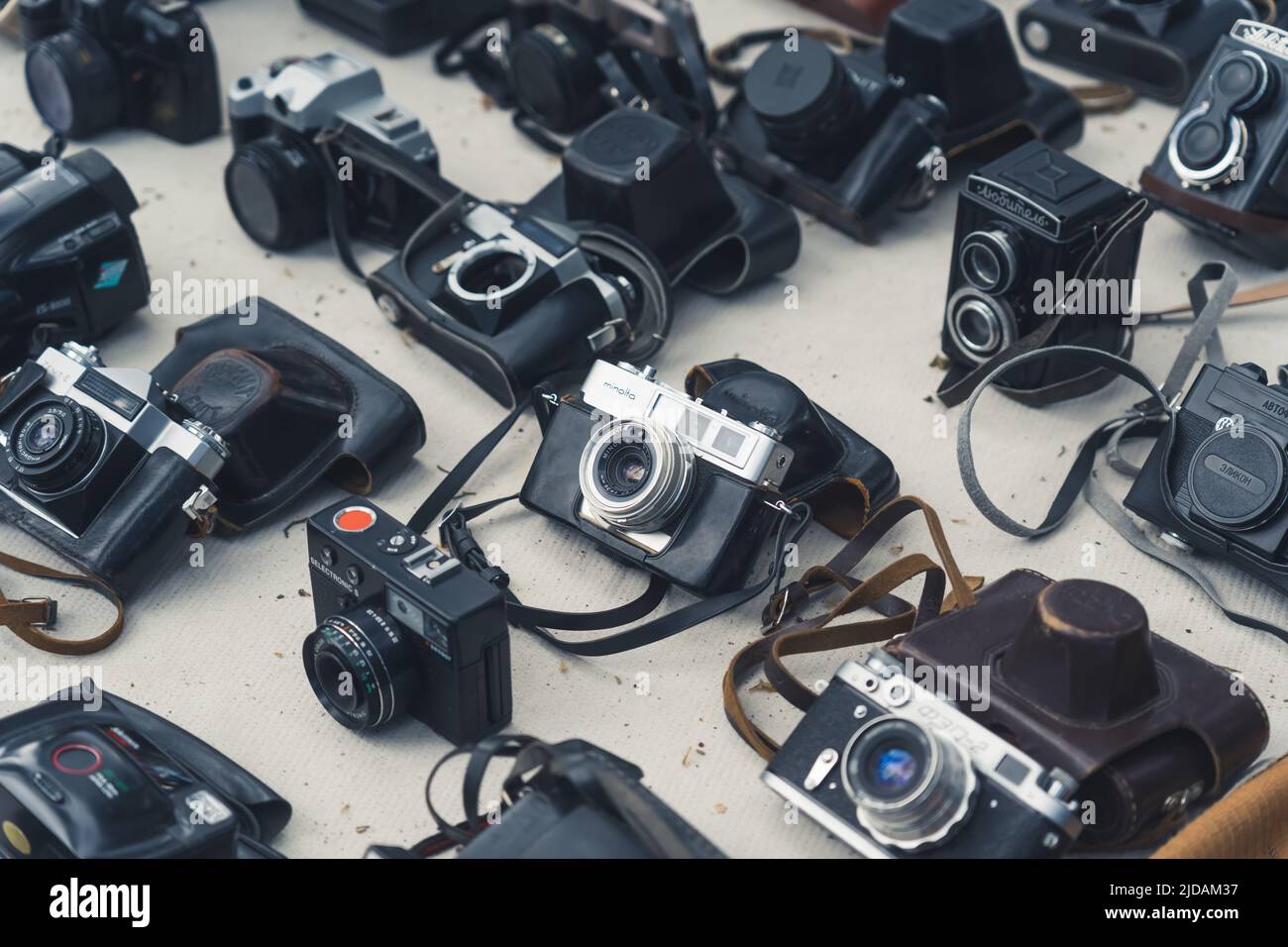 18.05.2022. Tiflis, Georgien. Verschiedene alte Retro-Kameras auf dem Flohmarkt. Hochwertige Fotos Stockfoto