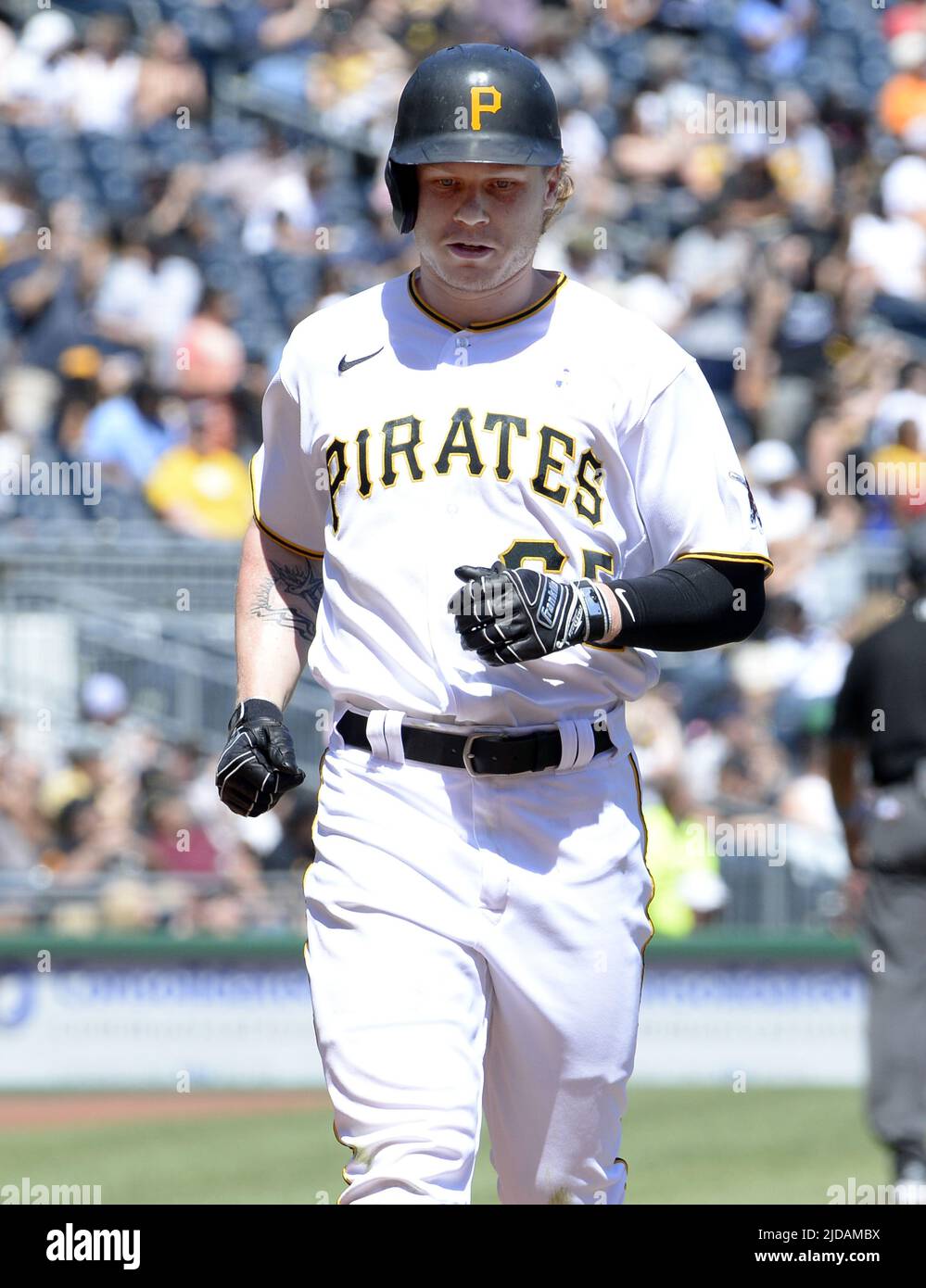 Jack Suwinski (65), Rechtsfeldspieler der Pittsburgh Pirates, überquert nach seinem zweiten Homer des Spiels im sechsten Inning gegen die San Francisco Giants am Sonntag, den 19. Juni 2022, im PNC Park in Pittsburgh die Startplatte. Foto von Archie Pecenter/UPI Stockfoto