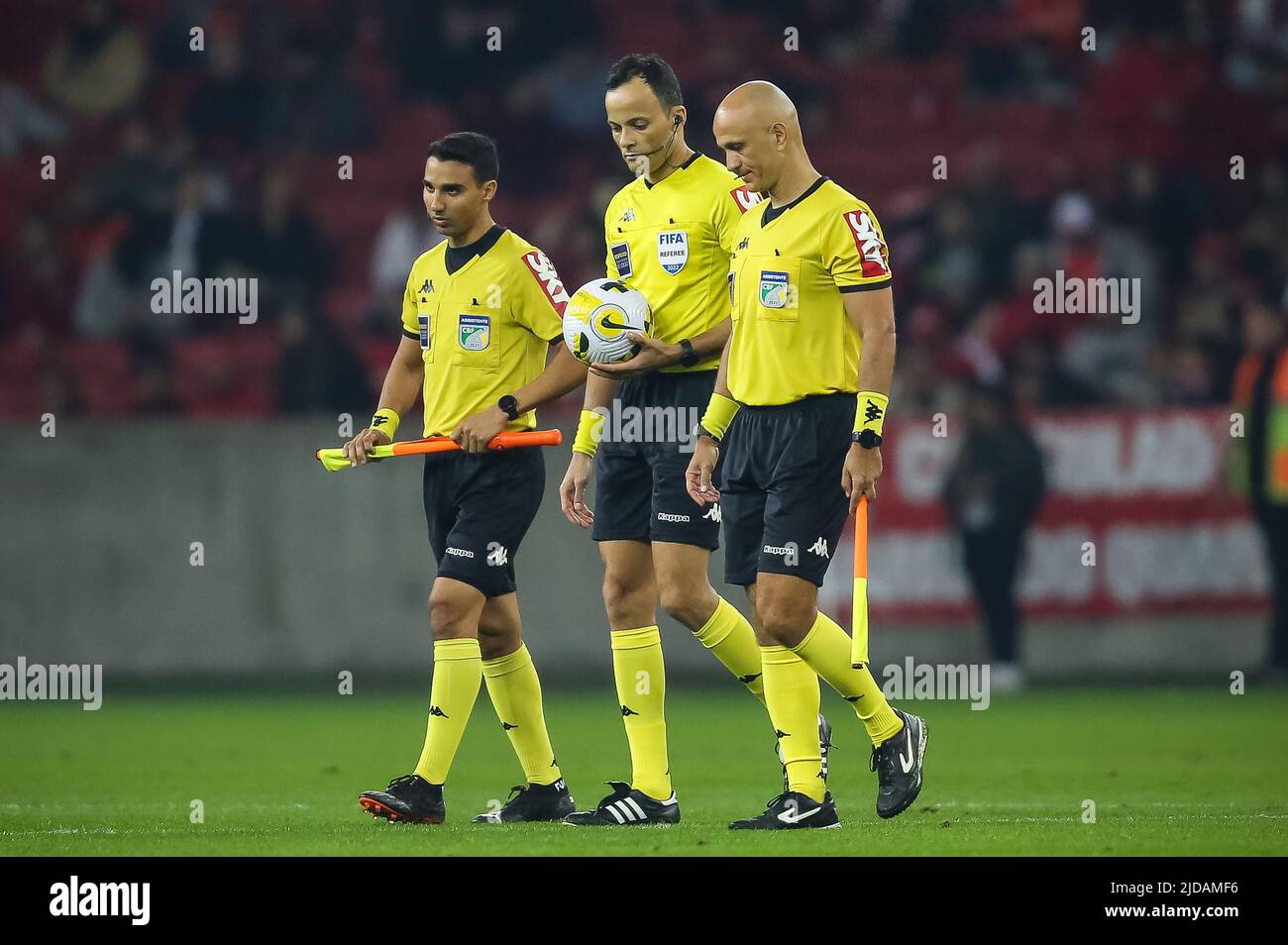 Porto-Bucht, Brasilien. 19.. Juni 2022. RS - Porto Alegre - 06/19/2022 - BRASILIANER AUF 2022, INTERNATIONAL X BOTAFOGO - das Schiedsrichter-Trio Savio Pereira Sampaio, Daniel Henrique da Silva Andrade und Jose Reinaldo do Nascimento Junior während eines Spiels zwischen Internacional und Botafogo im Beira-Rio Stadion für die brasilianische Meisterschaft A 2022. Foto: Pedro H. Tesch/AGIF/Sipa USA Quelle: SIPA USA/Alamy Live News Stockfoto