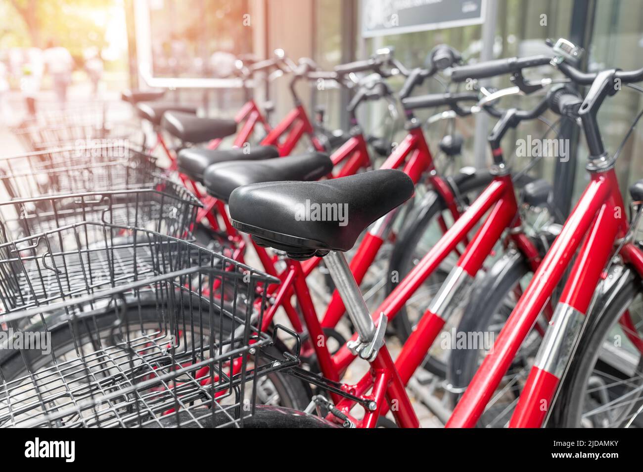 Nahaufnahme viele rote Stadtfahrräder parkten in Reihe an der europäischen Stadtstraße Vermietung Parkplatz Sharing-Station oder Verkauf. Gesunde Ökologie städtischer Transport Stockfoto
