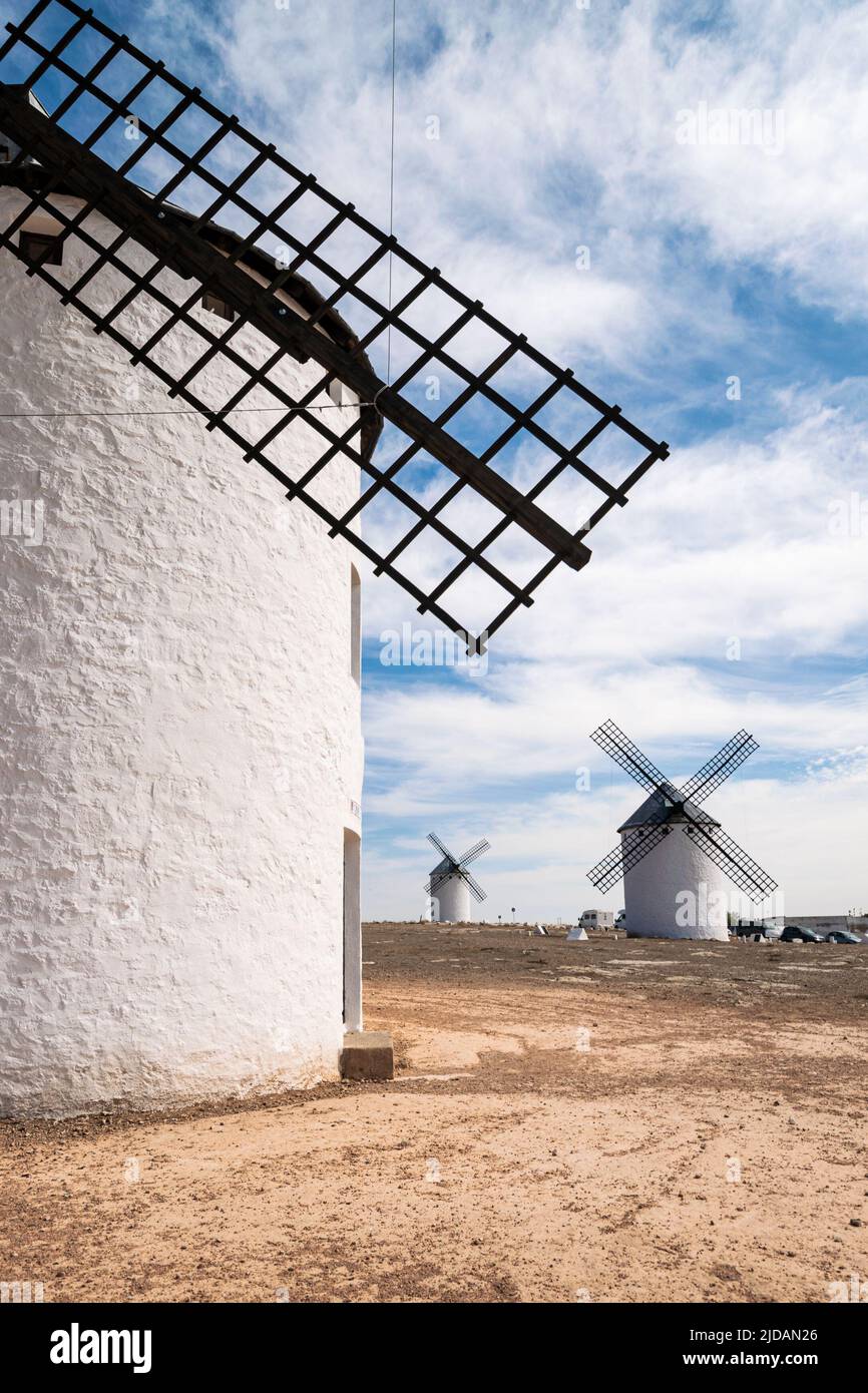 Alte weiße Windmühlen gegen blauen Himmel in Campo de Criptana, Kastilien la Mancha, Spanien. Stockfoto