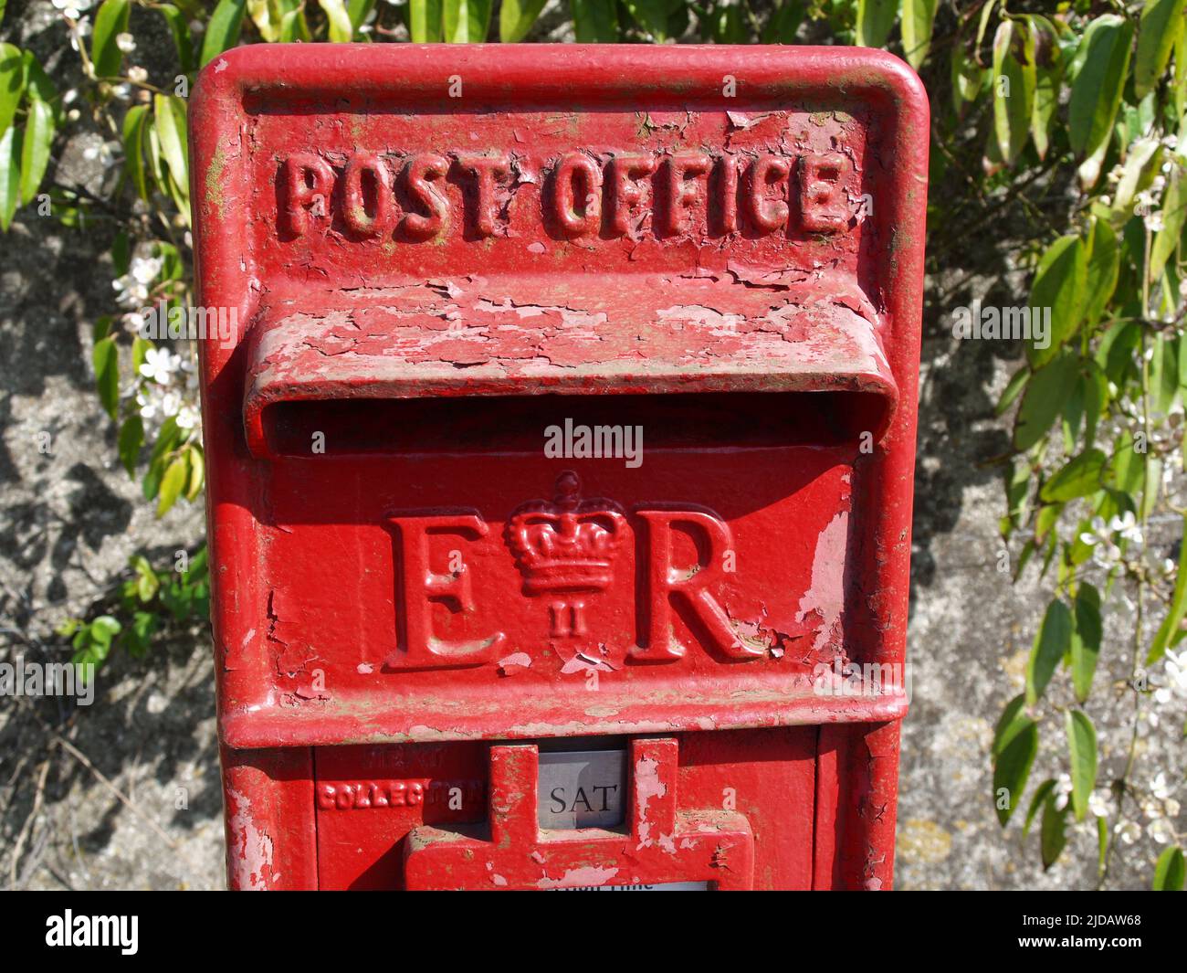 Traditionelles rotes Postfach in Sway, New Forest, Hampshire, Großbritannien Stockfoto