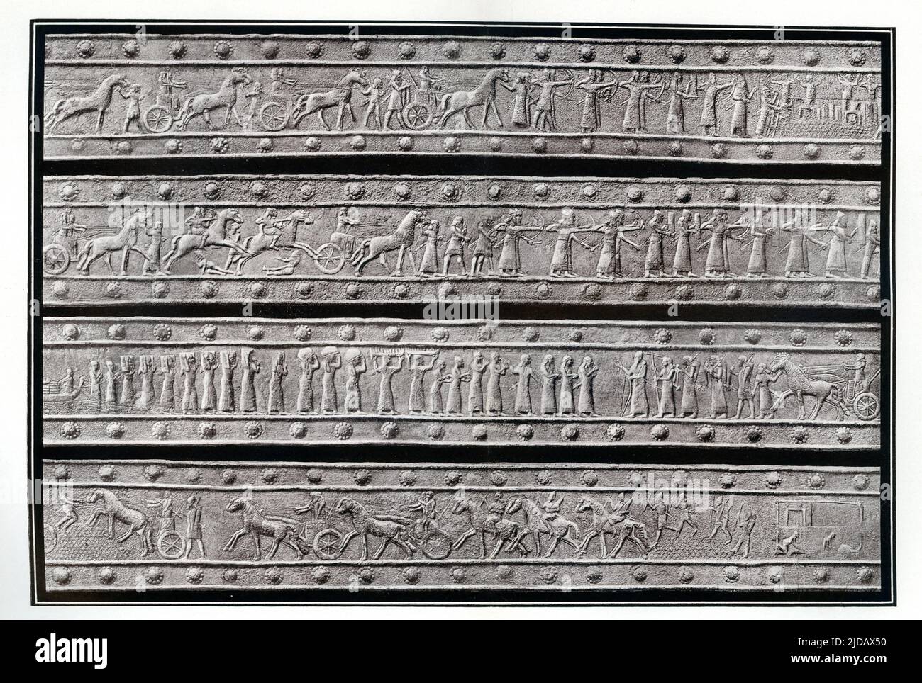 Dieses Bild aus dem Jahr 1908 zeigt das Relief auf einer Bronzetür am Palast von Shalamanesser III (c. 859-824 v. Chr.) in Balawat. Das Original befindet sich im British Museum in London. Balawat ist eine archäologische Stätte der alten assyrischen Stadt Imgur-Enlil und ein modernes Dorf in der Provinz Ninive (Irak). Die Tafeln informieren uns, dass die Tore von Balawat (ein Tag marsch nordöstlich von Nimrud) aus duftendem Zedernholz bestehen; sie wurden an riesigen Zedernholz-Stämmen aufgehängt, die mit Bronze bedeckt und in Steinsockel gedreht waren. Die Tore waren vielleicht etwa 12 Meter hoch. Als sie 1878 von Hormuzd Rassam entdeckt wurden Stockfoto