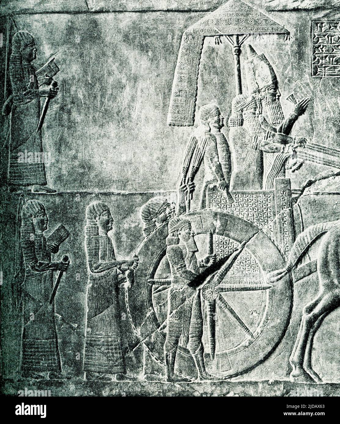 Dieses Bild aus dem Jahr 1910 zeigt den Herrscher Aschurbanipal von Assyrien auf seinem Wagen. Das Original befindet sich im Louvre Museum in Paris. Dieses Bild aus dem Jahr 1910 zeigt Assurbanipal (auch Aschurbanipal geschrieben) auf seinem Wagen. Ashurbanipal war von 669 v. Chr. bis zu seinem Tod im Jahr 631 König des neo-assyrischen Reiches. Er ist in der Regel in Erinnerung als der letzte große König von Assyrien. Die 38-jährige Regierungszeit von Ashurbanipal, die den Thron als bevorzugter Erbe seines Vaters Esarhaddon erbte, gehörte zu den längsten aller assyrischen Könige. Stockfoto