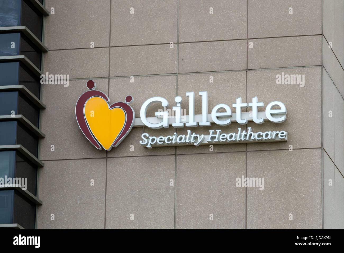 ST. PAUL, MN, USA - 26. MAI 2022: Gillette Children's Specialty Healthcare Exterieur- und Markenlogo. Stockfoto