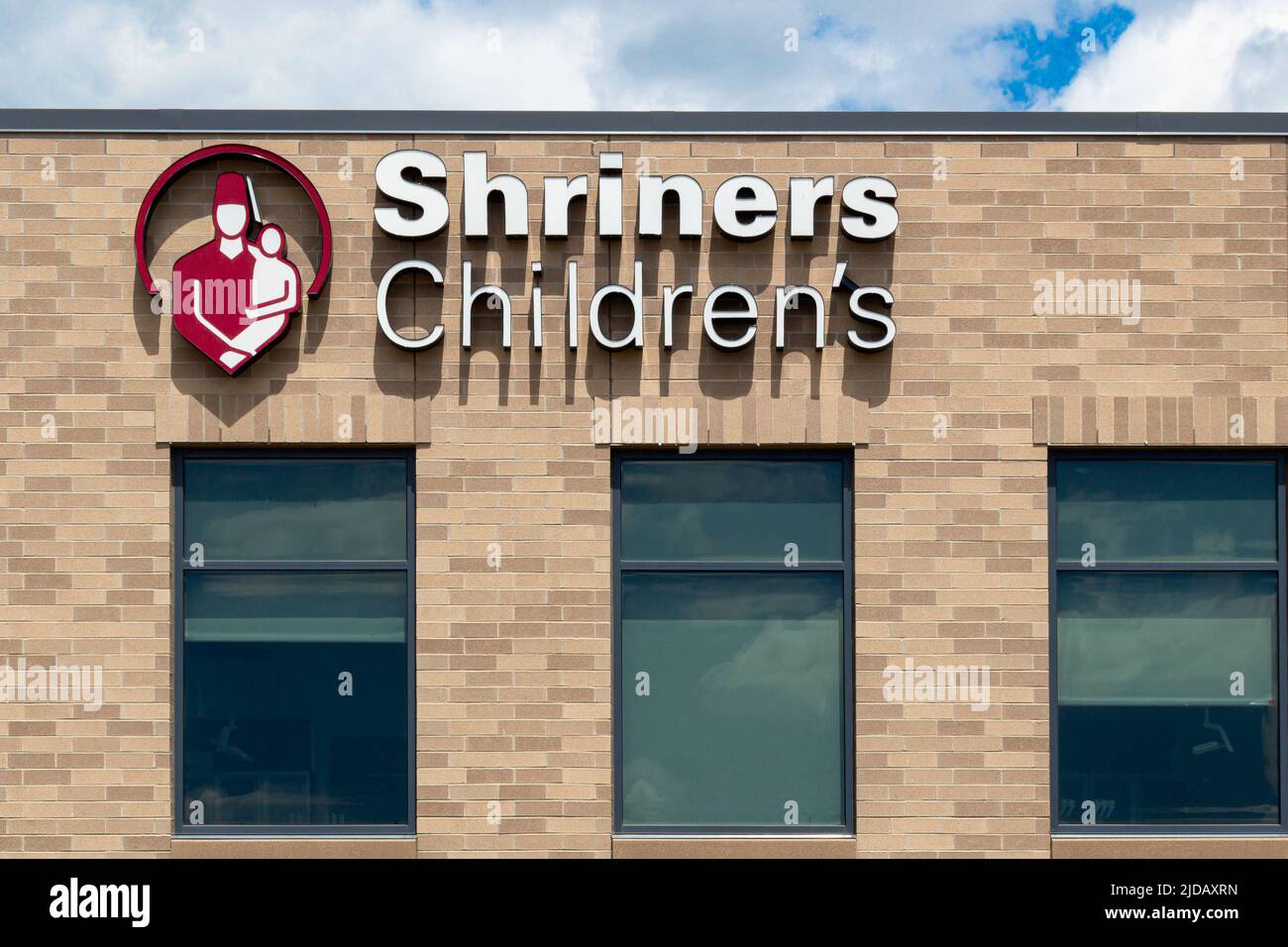 WOODBURY, MN, USA - 16. JUNI 2022: Shriners Hospitals for Children Einrichtung und Markenlogo. Stockfoto