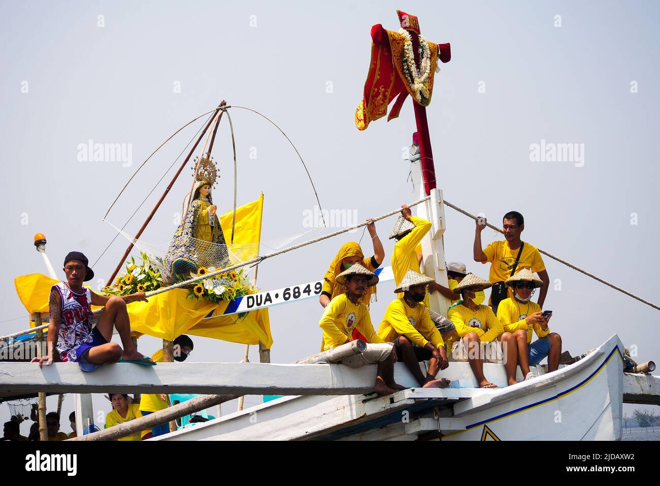 19. Juni 2022, Obando, Bulacan, Philippinen: Das Festival des Flusses ist die erste Parade und Feier von Obando in Bulacan diese Pandemie nach zwei Jahren gesundheitlicher Einschränkungen. Das Bild der Jungfrau Maria von Salamabao und des Kreuzes wird zu einem Boot getragen, das auf der Bucht am Fluss Meycauayan paradiert ist. Es ist eine Dankesfeier nach der Entdeckung des Marienbildes seit 259 Jahren und des Kreuzes Jesu, das die Barangays (Dörfer) von Obando, Bulacan, beschützt. Der Meycauayan River trennt die Dörfer Lawa, Hulo und andere vom Hauptland Bulacan, das sie unter Wasser lassen Stockfoto