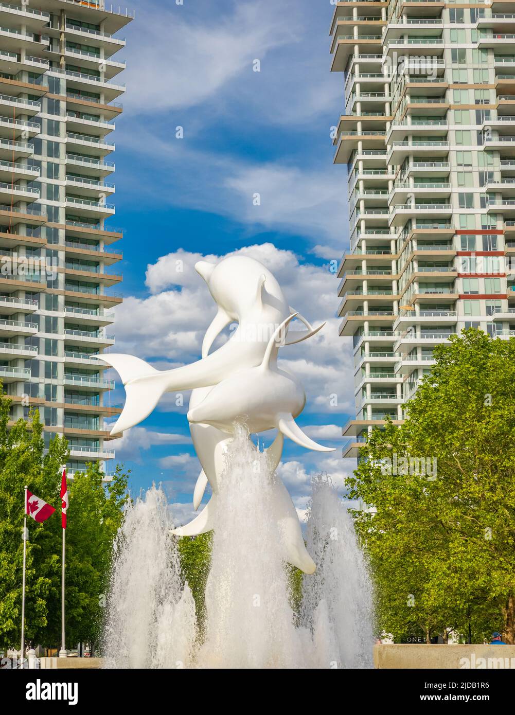 Rhapsody, eine Gruppe von GFK-Delfinen, in einem Brunnen am Rhapsody Plaza in der Stadt Kelowna BC, Kanada-Juni 2022. Reisefoto, niemand Stockfoto