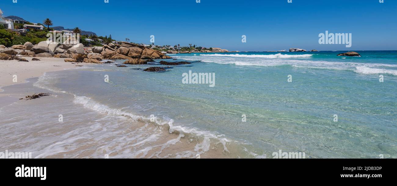 Strandhäuser entlang des Atlantischen Ozeans am Clifton Beach; Kapstadt, Westkap, Südafrika Stockfoto