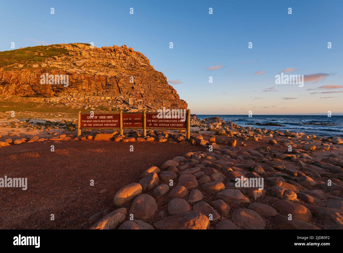 Kap der Guten Hoffnung, die Südspitze der Kap-Halbinsel mit Schildern entlang des Strandes, die besagen, dass das Kap der südwestlichste Punkt der A... Stockfoto